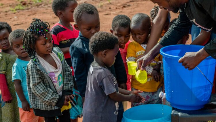 crianças lavando as maos
