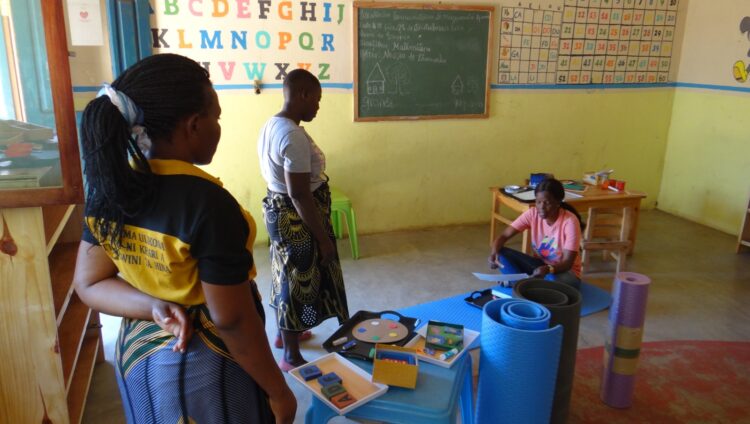 Primeira Escola Comunitária com o método Montessoriano